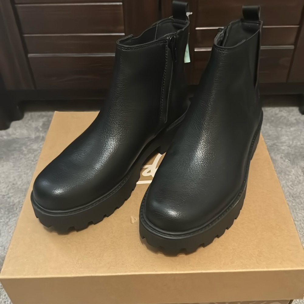 Zodiac ankle boots. Brand new in box. Size 7M
